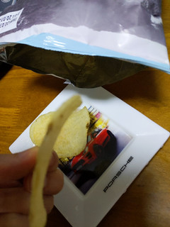 「カルビー ブエナ ポテトチップス トリュフソルト味 袋100g」のクチコミ画像 by おうちーママさん