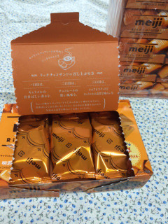 「明治 リッチ キャラメルチョコサンド 箱2枚×3」のクチコミ画像 by オマメさん