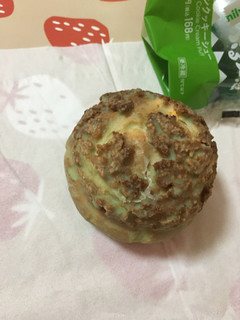 「ファミリーマート メロンクッキーシュー」のクチコミ画像 by ﾁｮｺﾅｯﾂさん