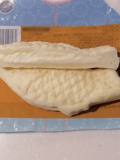 「イオン セレクトスイーツ 白いもちたい焼き チーズクリーム 袋1個」のクチコミ画像 by とくめぐさん