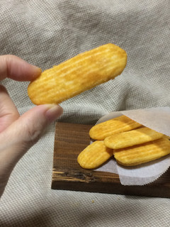 「亀田製菓 ハッピーターン 焼いも味 袋39g」のクチコミ画像 by COTORI cafeさん