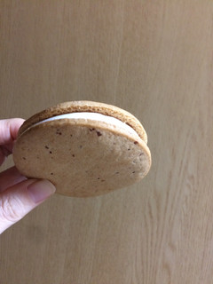 「森永 アーモンドクッキーサンド 袋75ml」のクチコミ画像 by COTORI cafeさん