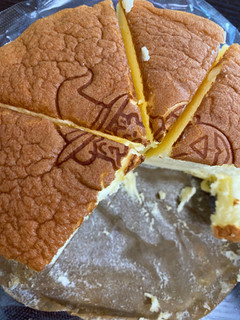 「りくろーおじさんの店 焼きたてチーズケーキ」のクチコミ画像 by gologoloさん