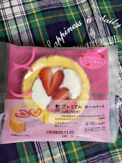 「ローソン プレミアムロールケーキ いちごのせ」のクチコミ画像 by めぐみきちゃんさん