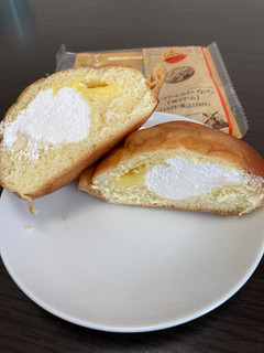 「ファミリーマート ファミマ・ベーカリー シュークリームみたいなパン Wクリーム」のクチコミ画像 by chan-manaさん