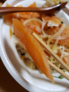 「すき家 オニオンサーモン丼」のクチコミ画像 by はまポチさん