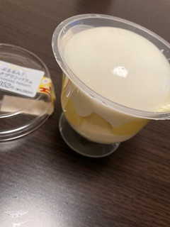 「ローソン Uchi Cafe’ SWEETS ぷるるん！ミルクプリンパフェ」のクチコミ画像 by chan-manaさん