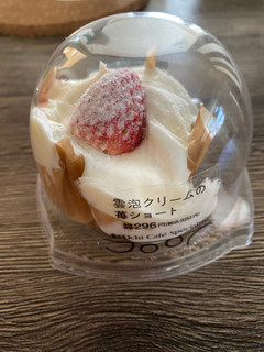 「ローソン Uchi Cafe’ SWEETS Specialite 雲泡クリームの苺ショート」のクチコミ画像 by プププさん