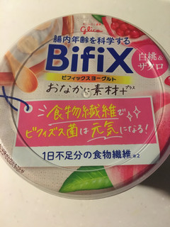 「グリコ BifiXおなかに素材＋ヨーグルト 白桃＆ザクロ カップ330g」のクチコミ画像 by まるちゃーんさん