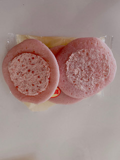 「ローソン いちごのもちっとパンケーキ 2個入」のクチコミ画像 by サーモンちゃんさん