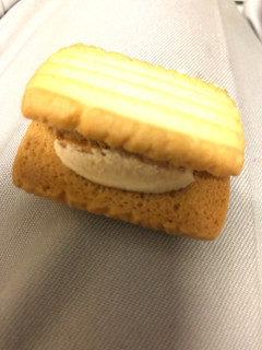 「森永製菓 マリーを使ったサンドクッキー レモンティー 箱8枚」のクチコミ画像 by アポロちゃんさん
