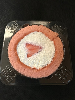 「ローソン 苺みるくロールケーキ」のクチコミ画像 by ねこねこりんさん