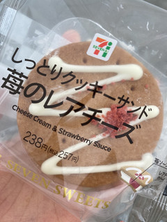 「セブン-イレブン しっとりクッキーサンド苺のレアチーズ」のクチコミ画像 by ぴー助さん