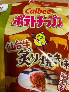 「カルビー ポテトチップス 仙台牛の炙り焼き味 袋55g」のクチコミ画像 by しましまのしまさん
