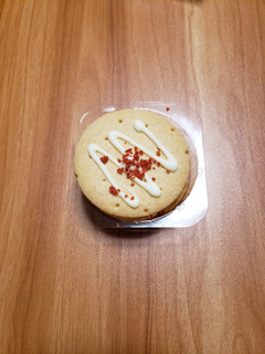 「セブン-イレブン しっとりクッキーサンド苺のレアチーズ」のクチコミ画像 by micorazonさん