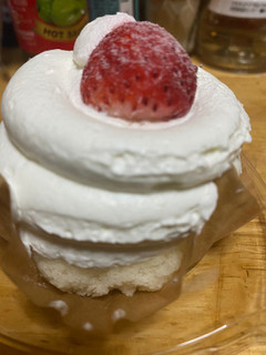 「ローソン Uchi Cafe’ SWEETS Specialite 絹白クリームの苺ショート」のクチコミ画像 by jasminesatoさん