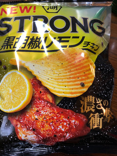「湖池屋 STRONG ポテトチップス 黒胡椒レモンチキン 袋56g」のクチコミ画像 by それもたべるさん