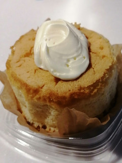 「ローソン Uchi Cafe’ SWEETS Specialite 3種のバター華ふわケーキ 焦がしバターソース入り」のクチコミ画像 by とくめぐさん