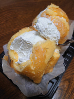 「イーストナイン コンアフェット たっぷりクリームの手包みケーキ パック2個」のクチコミ画像 by ペリカさん