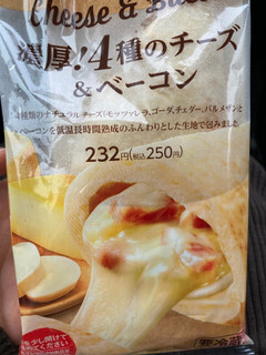 「ファミリーマート ピザサンド 濃厚！4種のチーズ＆ベーコン」のクチコミ画像 by chan-manaさん