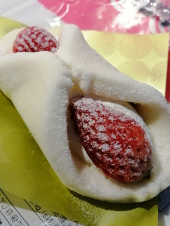 「ローソン Uchi Cafe’ SWEETS クルリン つぶもっちくるりんケーキ いちごミルク」のクチコミ画像 by とくめぐさん