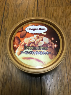 「ハーゲンダッツ ミニカップ Decorations アーモンドキャラメルクッキー カップ88ml」のクチコミ画像 by ねこねこりんさん
