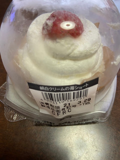 「ローソン Uchi Cafe’ SWEETS Specialite 絹白クリームの苺ショート」のクチコミ画像 by きのひもさん