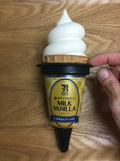 「セブンプレミアムゴールド 金のワッフルコーン ミルクバニラ 180ml」のクチコミ画像 by こまつなさん