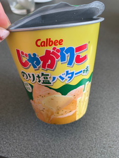 「カルビー じゃがりこ のり塩バター味 カップ52g」のクチコミ画像 by 食いしん坊ごりらさん