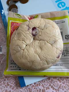 「ヤマザキ クランベリーとピスタチオのクリームパン 袋1個」のクチコミ画像 by 炭水化物の佐内さん