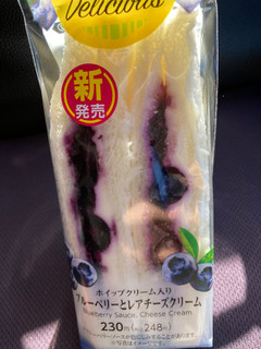 「ファミリーマート ブルーベリーとレアチーズクリームのサンド」のクチコミ画像 by chan-manaさん