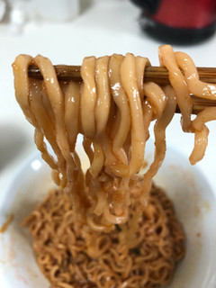 「日清食品 爆裂辛麺 韓国風 極太大盛激辛焼そば 袋130g」のクチコミ画像 by こつめかわうそさん