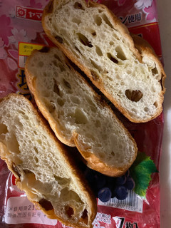 「ヤマザキ 塩バターフランスパン レーズン 袋7枚」のクチコミ画像 by gologoloさん