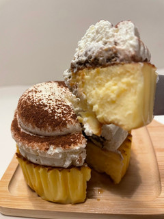 「ローソン Uchi Cafe’ SWEETS ティラミスバスチー バスク風チーズケーキ」のクチコミ画像 by 毎日コンビニスイーツもうええわさん