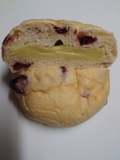 「ヤマザキ クランベリーとピスタチオのクリームパン 袋1個」のクチコミ画像 by レビュアーさん