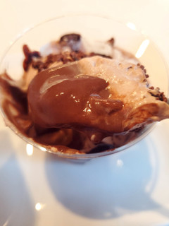 「ローソン Uchi Cafe’ ザクザククランチのチョコレートプリン」のクチコミ画像 by Kasumiさん