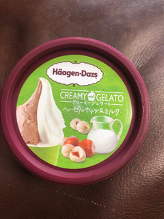 「ハーゲンダッツ ミニカップ CREAMY GELATO ヘーゼルナッツ＆ミルク カップ110ml」のクチコミ画像 by レビュアーさん