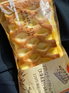 「ファミリーマート ファミマ・ベーカリー ソフトなチーズクリームパン 北海道産クリームチーズ」のクチコミ画像 by chan-manaさん