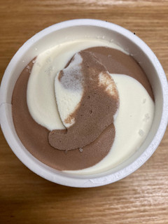 「セブンプレミアムゴールド 金のアイス チョコ＆ミルク カップ130ml」のクチコミ画像 by こまつなさん