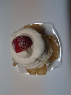 「ローソン Uchi Cafe’ SWEETS Specialite 絹白クリームの苺ショート」のクチコミ画像 by レビュアーさん