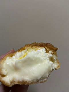 「ローソン Uchi Cafe’ TOLOKEMASHU とろけるシュークリーム ミルク＆ホイップ」のクチコミ画像 by レビュアーさん