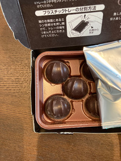 「明治 チョコレート効果 カカオ72％ マカダミア 箱9粒」のクチコミ画像 by chan-manaさん