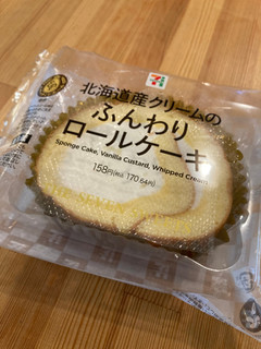 「セブン-イレブン 北海道産クリームのふんわりロールケーキ」のクチコミ画像 by さおーさん