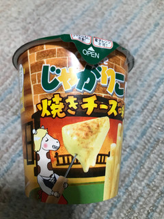 「カルビー じゃがりこ 焼きチーズ味 カップ52g」のクチコミ画像 by もぐもぐもぐ太郎さん