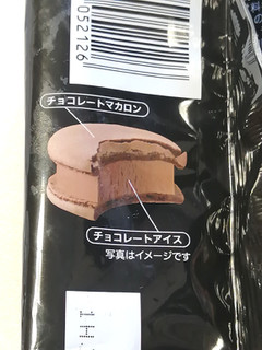 「セブンプレミアム チョコレートマカロン アイス 袋1個」のクチコミ画像 by レビュアーさん