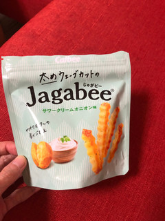 「カルビー 太めウェーブカットのJagabee サワークリームオニオン味 袋35g」のクチコミ画像 by あもあもさん