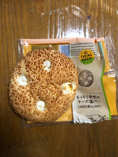 「ファミリーマート ファミマ・ベーカリー チーズ塩パン」のクチコミ画像 by ぐっちーずさん