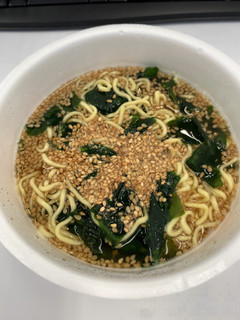 「エースコック EDGE×わかめラーメン ごまごまごま・しょうゆ ごま4倍 カップ97g」のクチコミ画像 by 白猫marinさん