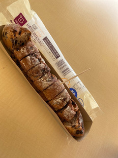 「ローソン NL もち麦の小さく切れてるフランスパン チョコチップ入」のクチコミ画像 by あーるっさん