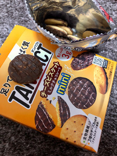 「明治 TANPACT ミニチーズビスケット ミルクチョコレート 箱32g」のクチコミ画像 by アポロちゃんさん